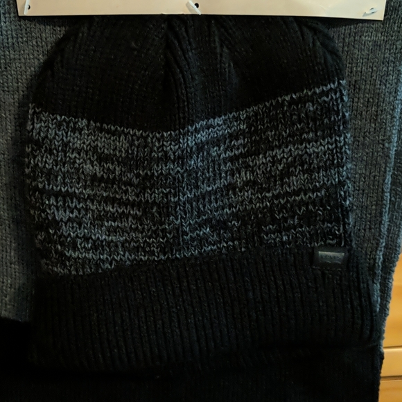 *HOST PICK*NWT Levi's Scarf and Beanie set - Picture 5 of 6